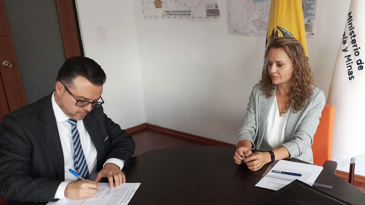 la viceministra de Hidrocarburos, Cristina Mogollón; y el Gerente General de la empresa operadora Petróleos Sud Americanos Del Ecuador Petrolamerec S.A (PCR Ecuador)