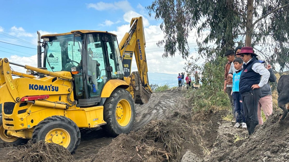 Con maquinaria de la prefectura buscan habilitar la vía que se vio afectada.