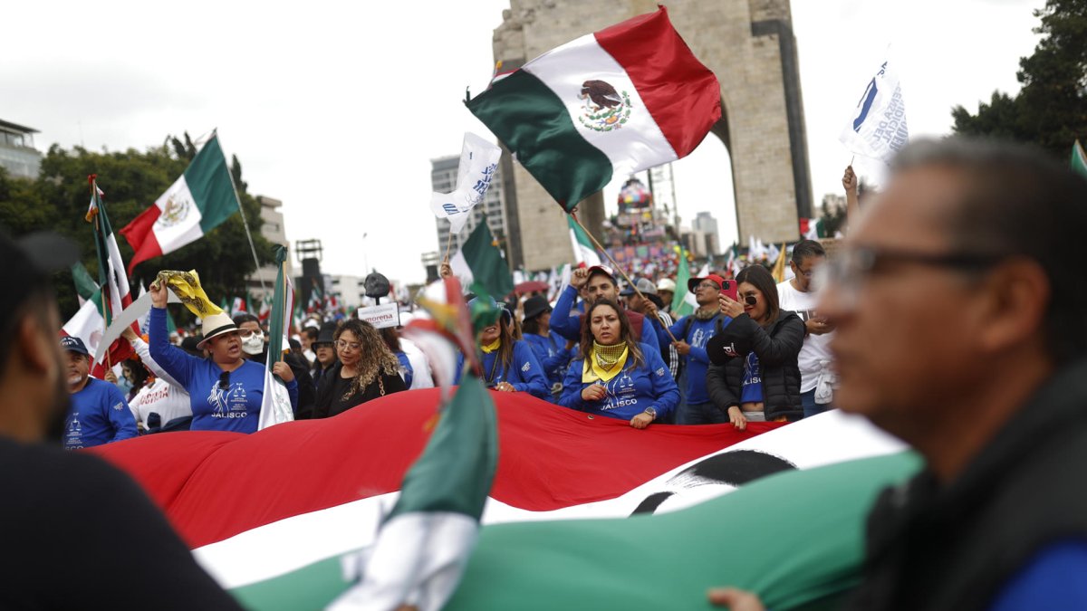 Personas de la oposición protestan este martes 1 de octubre de 2024 en las principales avenidas de la Ciudad de México (México)