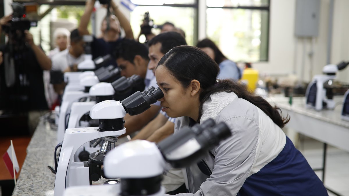 Estudiantes realizan pruebas de estudio de suelos en un laboratorio de geociencias, en la Universidad de El Salvador (UES), en San Salvador.