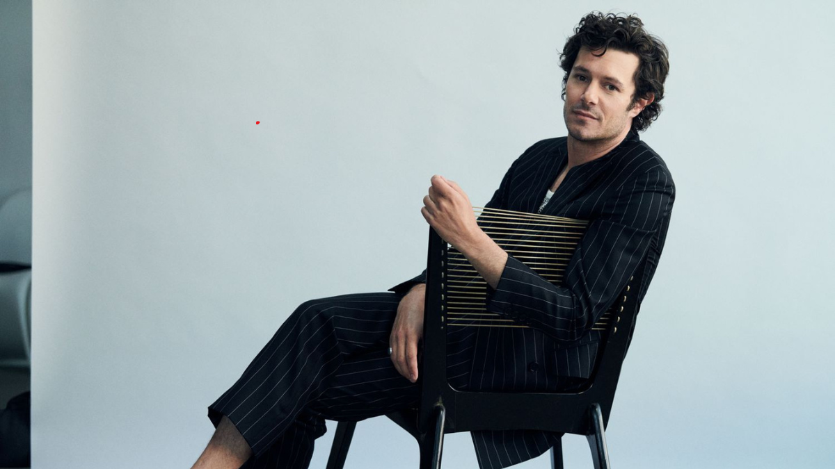 Descubre cómo Adam Brody ha evolucionado su carrera y qué lo diferencia de otros actores como Robbie Amell y Chad Michael Murray.