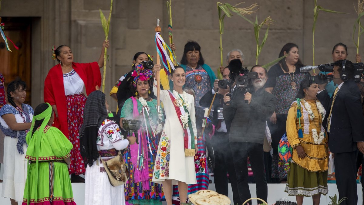 La presidenta de México, Claudia Sheinbaum, participa en la ceremonia de entrega del bastón de mando, por parte de los representantes de los pueblos indígenas.