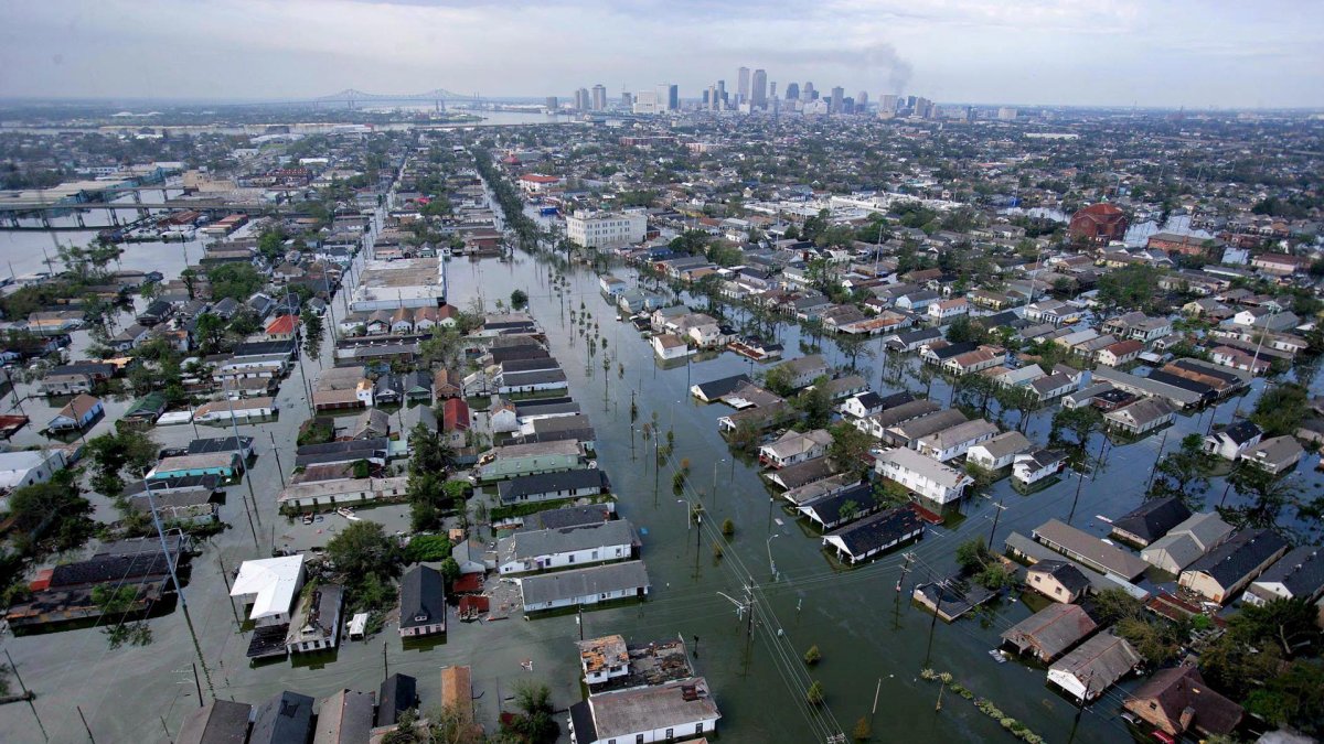 La foto muestra la devastación causada por los fuertes vientos y las fuertes inundaciones en el área metropolitana de Nueva Orleans, Luisiana, EE.UU., tras el huracán Katrina.