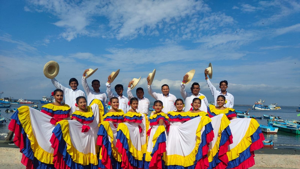 La apuesta de una feria gastronómica la acompañan de música y danza folclórica.
