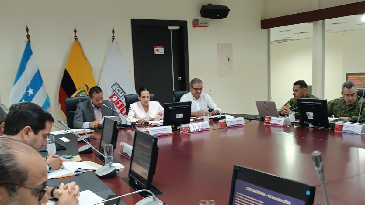 El COE Nacional, presidido por la ministra de Ambiente, Inés Manzano.