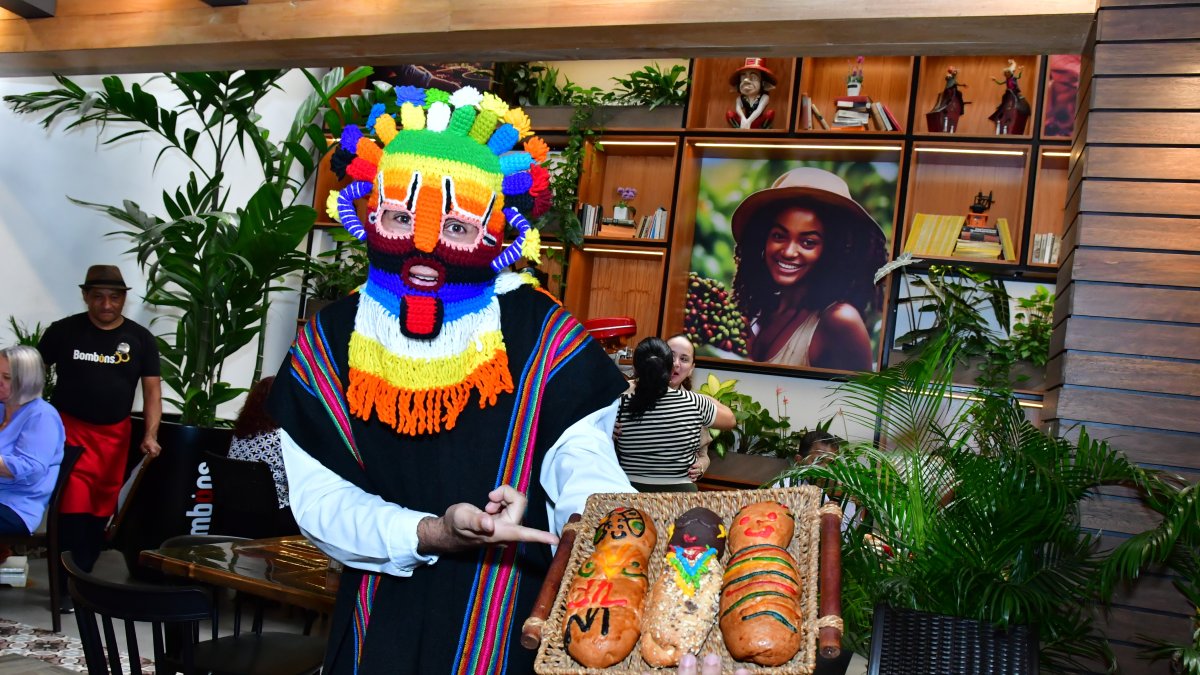 Bombons Coffee Shop. El Diablo Huma ofrece las guaguas en Urdesa.