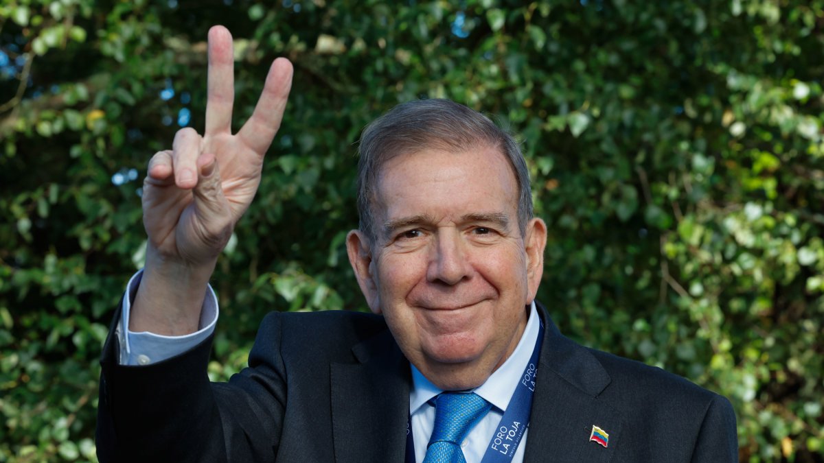 El líder opositor venezolano Edmundo González atendió a la prensa tras su intervención en el Foro La Toja, este viernes 4 de octubre en O Grove.