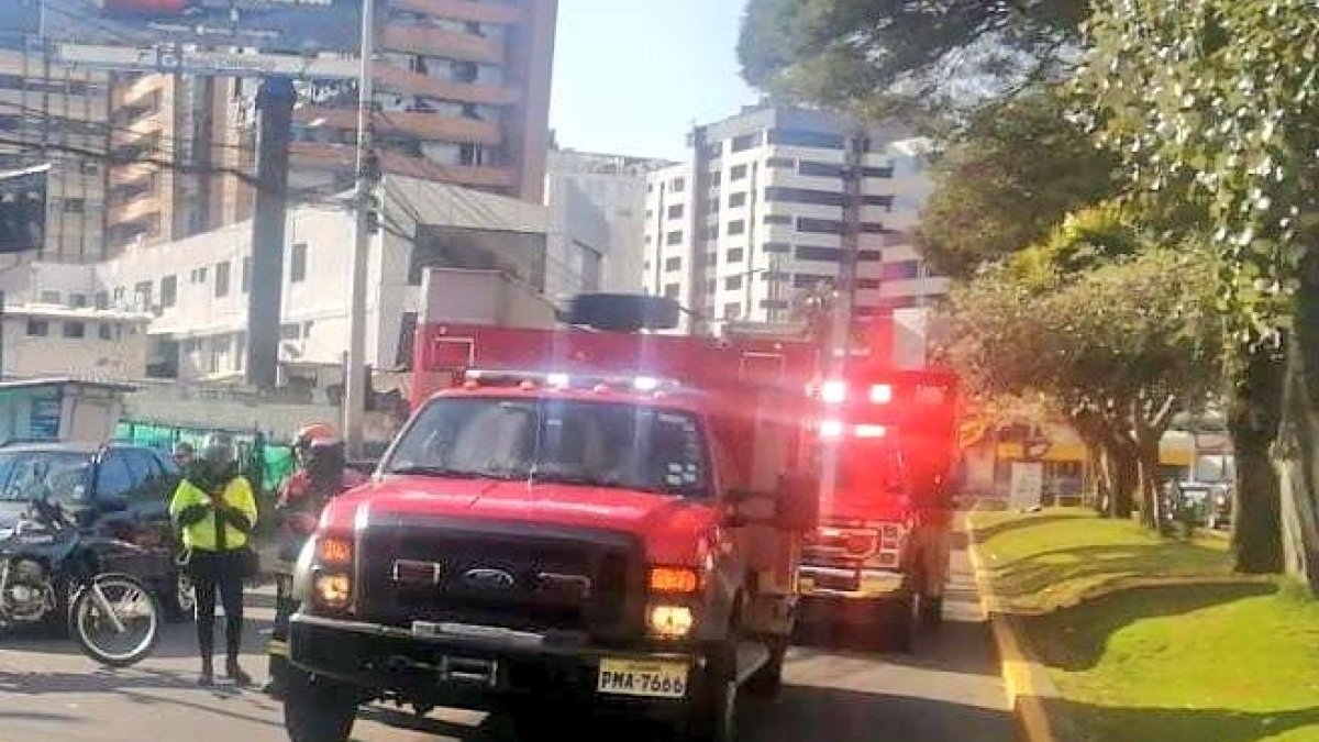 Cinco personas resultaron heridas en La Pradera, luego del impacto de dos vehículos en ese sector del norte de Quito.