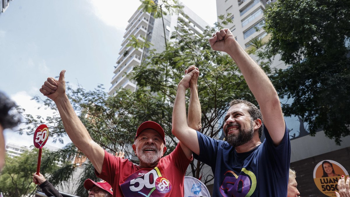 El presidente de Brasil, Luiz Inácio Lula da Silva, acompaña a su candidato a la Alcaldía de São Paulo, Guilherme Boulos, este sábado 5 de octubre durante un recorrido por las calles de São Paulo.
