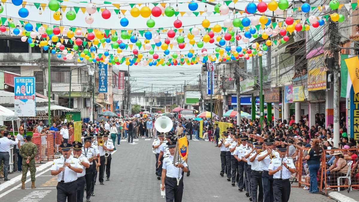 Varios videos se viralizaron esta tarde en las redes sociales, mostrando cómo el público y los estudiantes huían del desfile, gritando desesperados.
