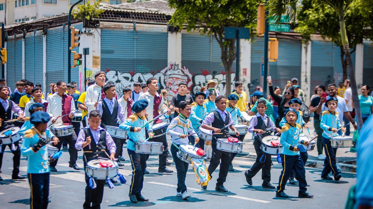 Este 5 de octubre se llevó a cabo un desfile en la calle Panamá. El sitio se llenó de espectadores.