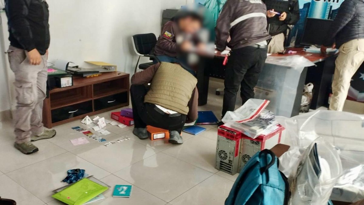 Agentes de la Policía y Fiscalía se incautaron pasaportes, cédulas y varios documentos, durante los allanamientos por el presunto tráfico de migrantes.