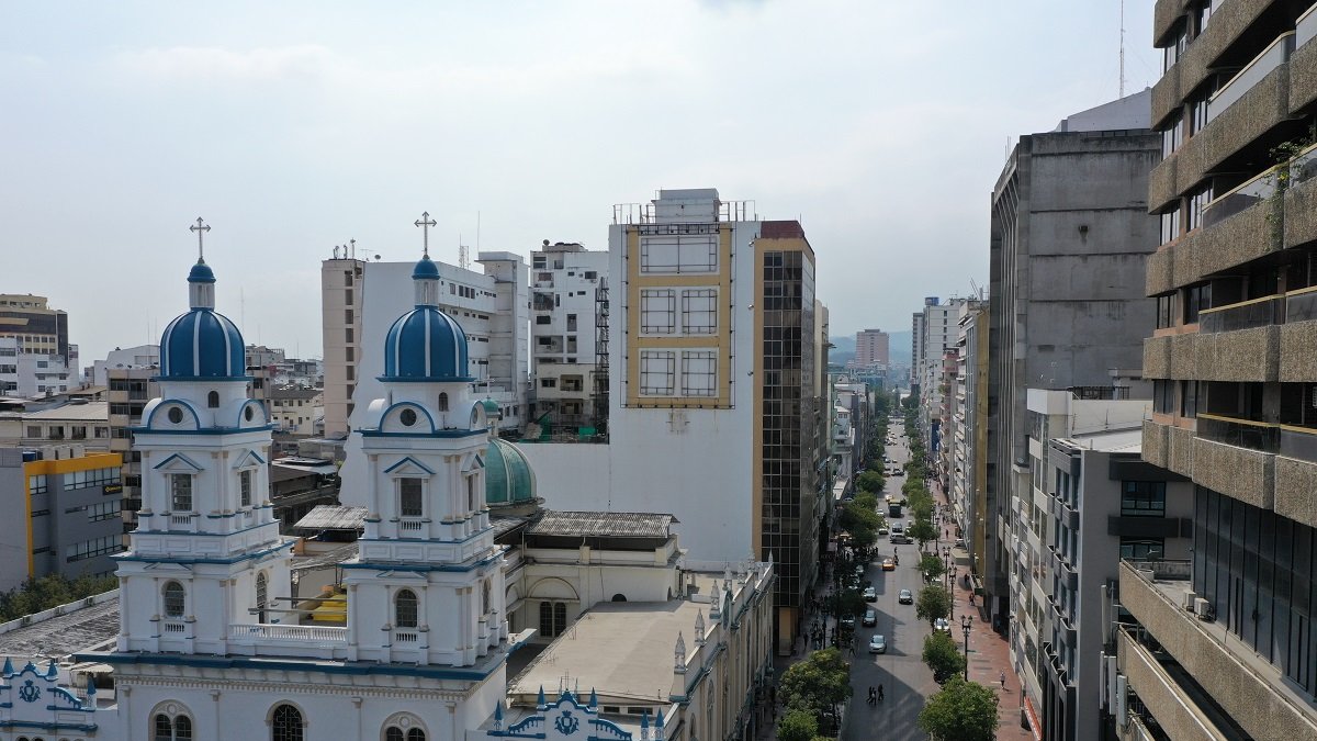 Vista panorámica de la avenida 9 de Octubre, días antes de que Guayaquil celebre 204 años de su independencia.