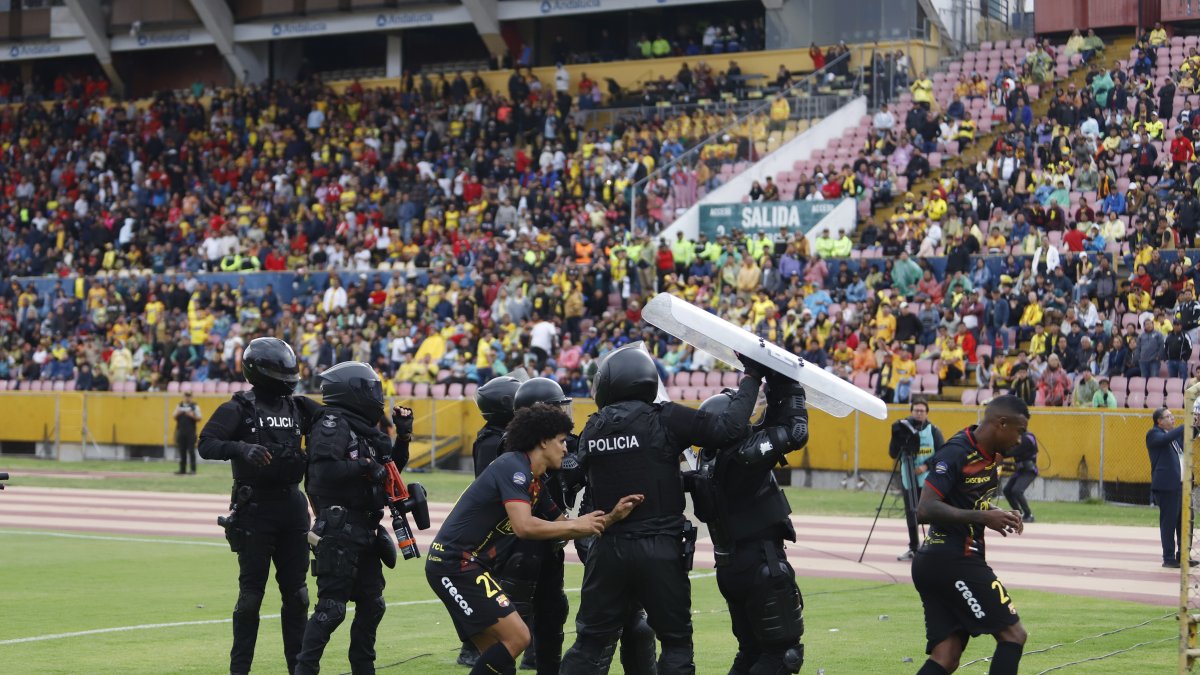 Los jugadores de Barcelona tuvieron que recibir protección de parte de la policía.