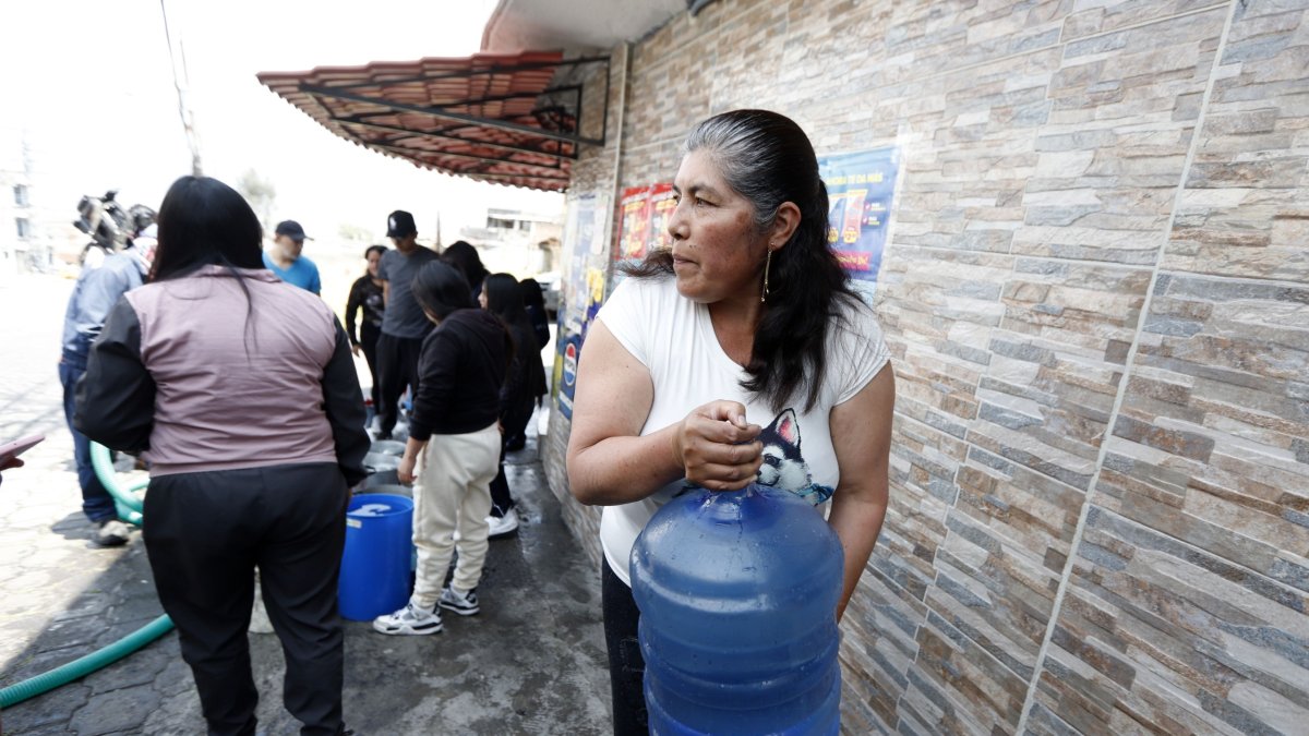 En la Ferroviaria Media, vecinos aguardan el arribo de tanqueros. Aseguran que la situación es crítica.