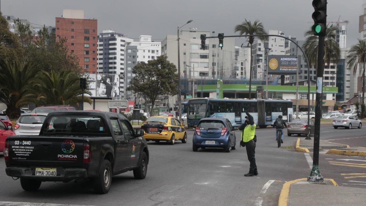 El Pico y Placa funciona de lunes a viernes en el Distrito Metropolitano de Quito. No está vigente los fines de semana o feriados.