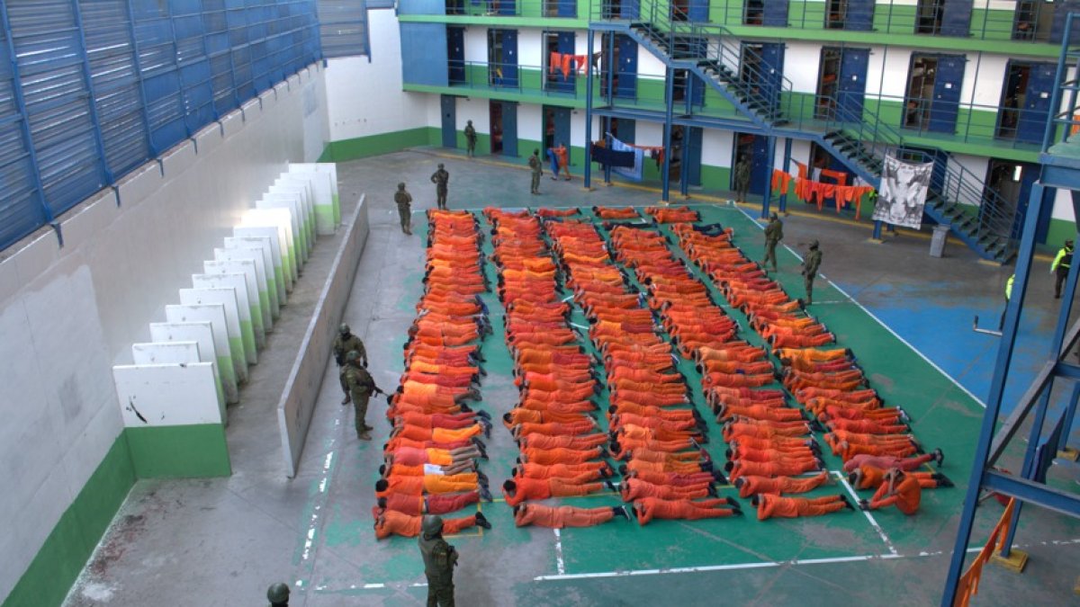 Los privados de libertad permanecieron en el patio mientras realizaban las requisas.