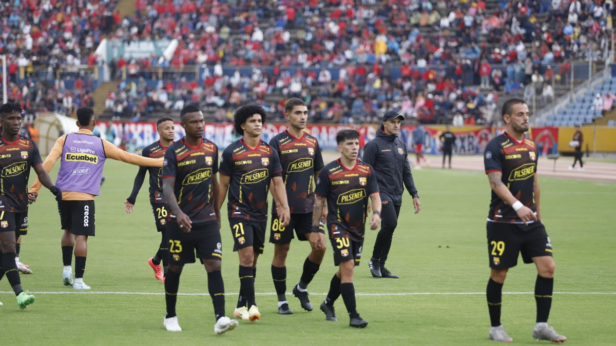 Los jugadores de Barcelona salieron frustrados tras sumar una nueva derrota.