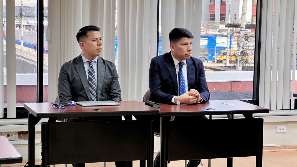 Diego Chimbo (d), abogado de Pablo Muentes, presentó una solicitud de aclaración de sentencia del habeas corpus correctivo que la Corte negó al exasambleísta.