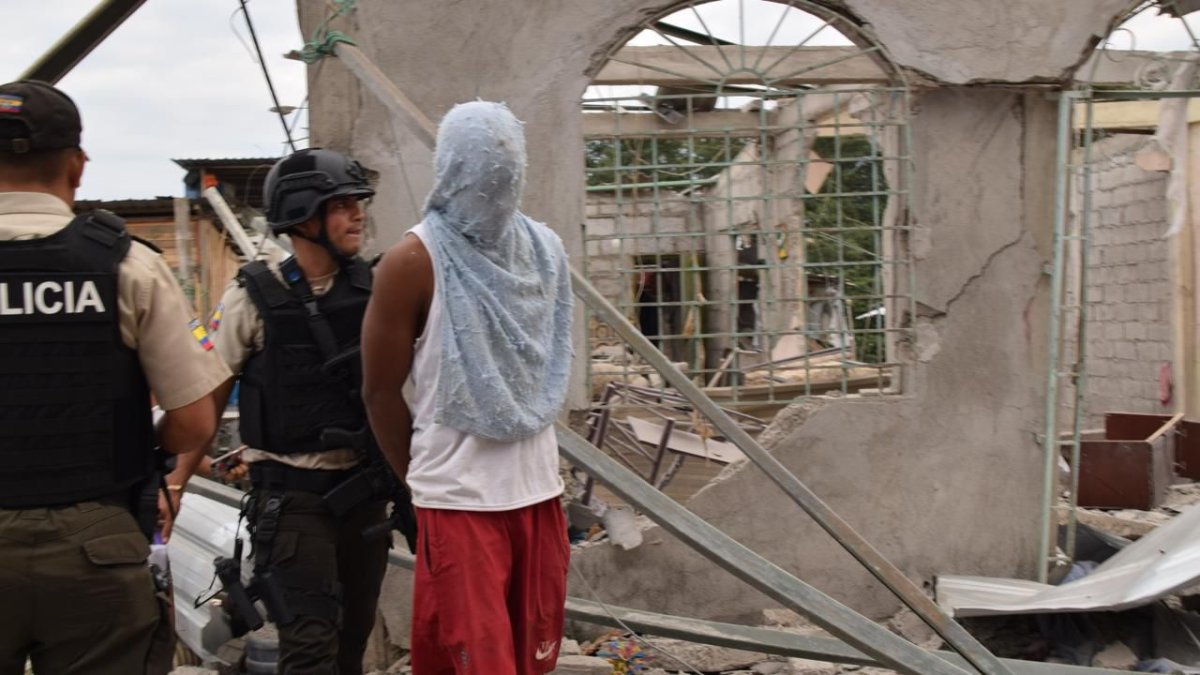 El detenido fue escoltado por miembros de la Policía Nacional.