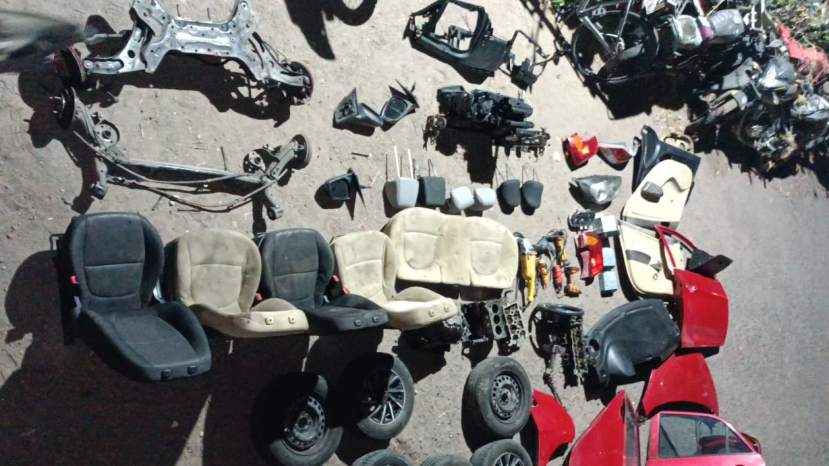 Imagen de un operativo realizado el 23 de julio de 2024 en donde se detuvo a dos personas implicadas en el robo y almacenamiento ilícito de vehículos y autopartes.