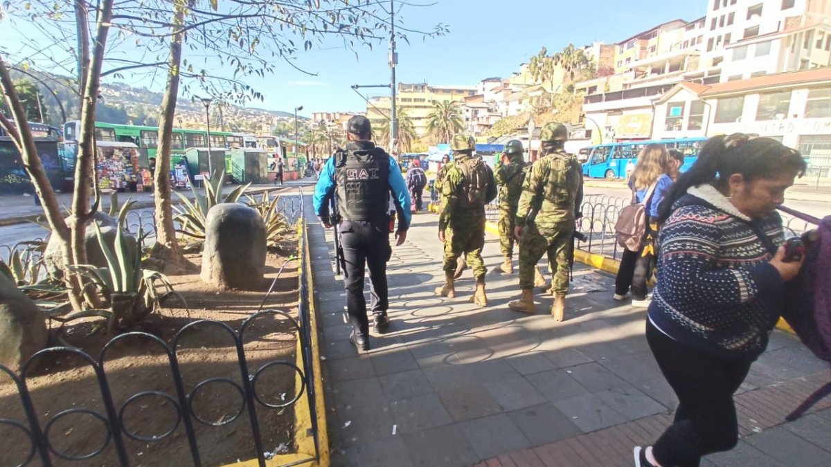 Los militares realizaron controles antidelincuenciales en La Marín, en el sector de la parada de buses hacia el valle de Los Chillos.