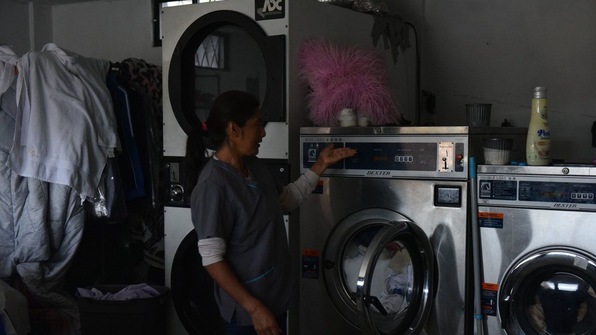 Mientras espera que venga la luz, Verónica Quishpe refrega a mano la ropa de sus clientes. Tiene una lavandería en el sector de Cumbayá.