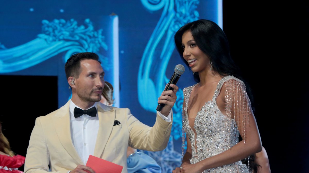 Antes de ser elegida, la nueva Reina de Guayaquil respondió las preguntas ante el jurado. En la foto, junto al presentador Eduardo Andrade.