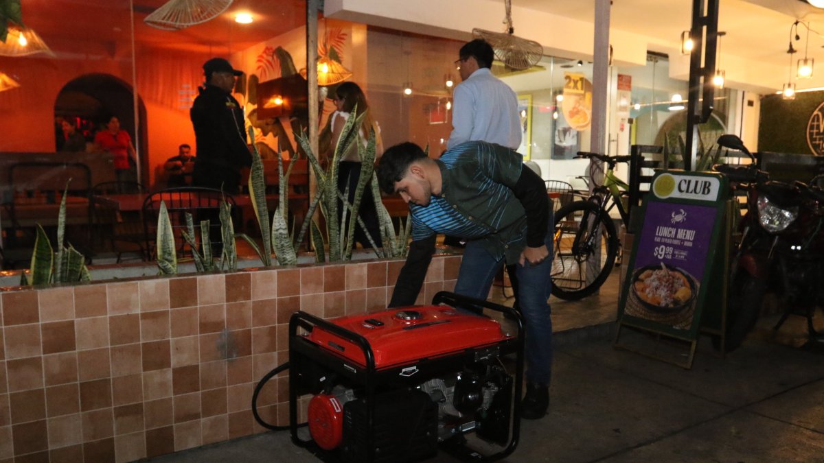 En la Víctor Emilio Estrada, en Guayaquil, en las aceras de los restaurantes, se observa generadores eléctricos.