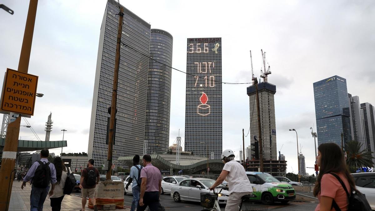 Las letras hebreas 'Yizkor 7.10', que significan 'recordar', iluminan uno de los rascacielos en Tel Aviv.