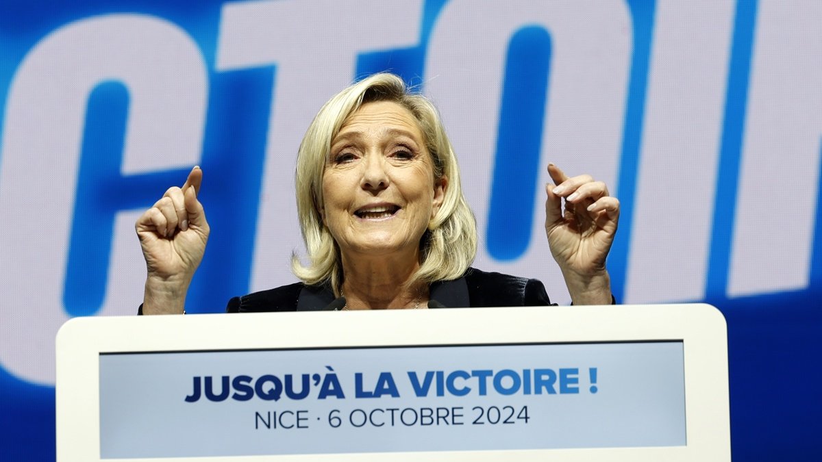 Marine Le Pen, líder del partido de extrema derecha francés Agrupación Nacional, pronuncia un discurso durante un mitin en la ciudad de Niza.