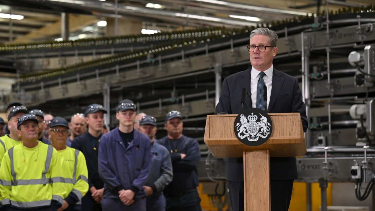 El primer ministro británico, Keir Starmer, habla durante una visita a la fábrica de Encirc Glass en Chester, Gran Bretaña, el 4 de octubre de 2024.
