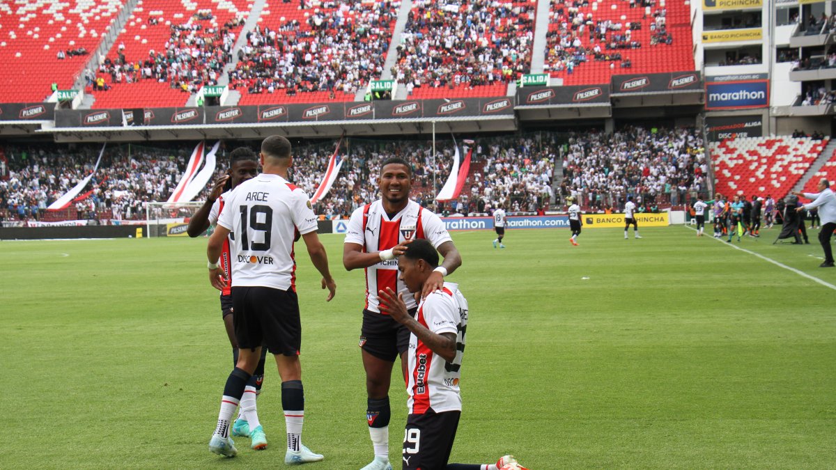 Bryan Ramírez celebra su gol en la victoria de Liga de Quito ante Orense.
