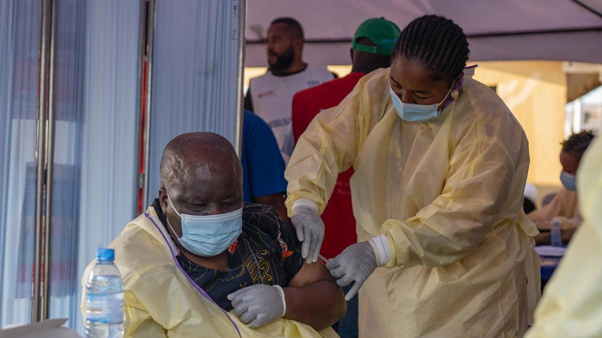Personal médico recibe una vacuna contra la viruela y la mpox en el Hospital General de Goma, en Goma, República Democrática del Congo.