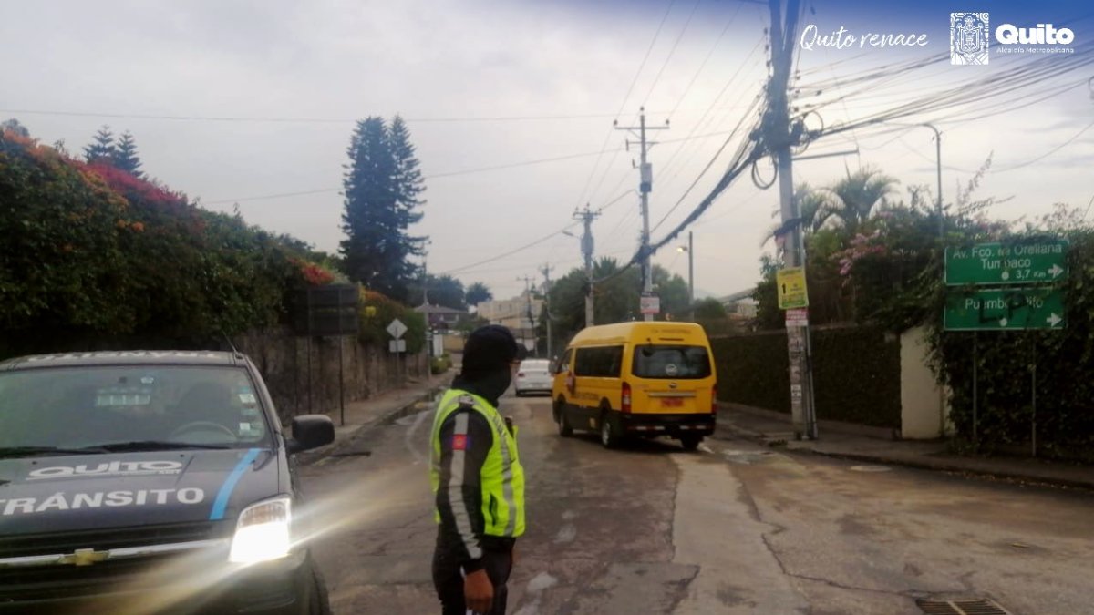 Los agentes se colocarán en la calle Manuela Sáenz, en Cumbayá, para gestionar el tránsito y evitar la congestión vehicular.
