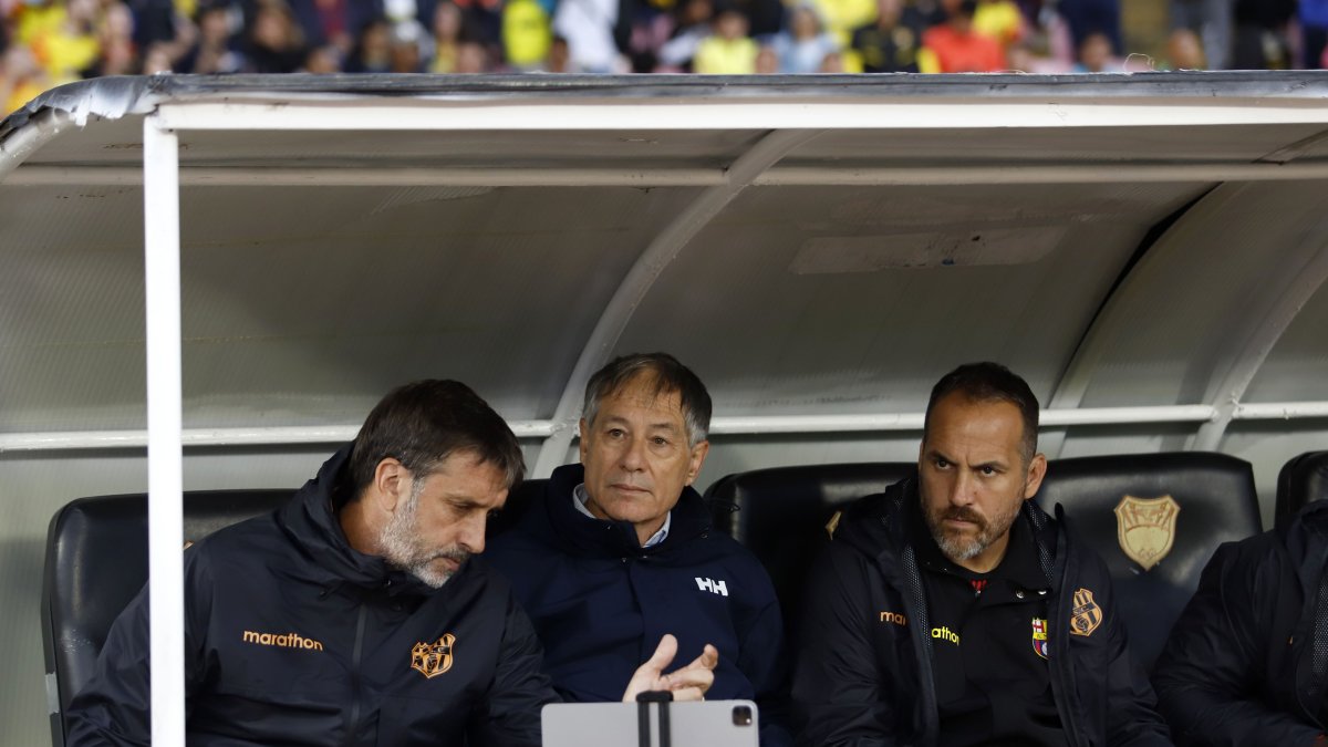 El DT Holan (C) no se presentó a la rueda de prensa pos derrota ante El Nacional.