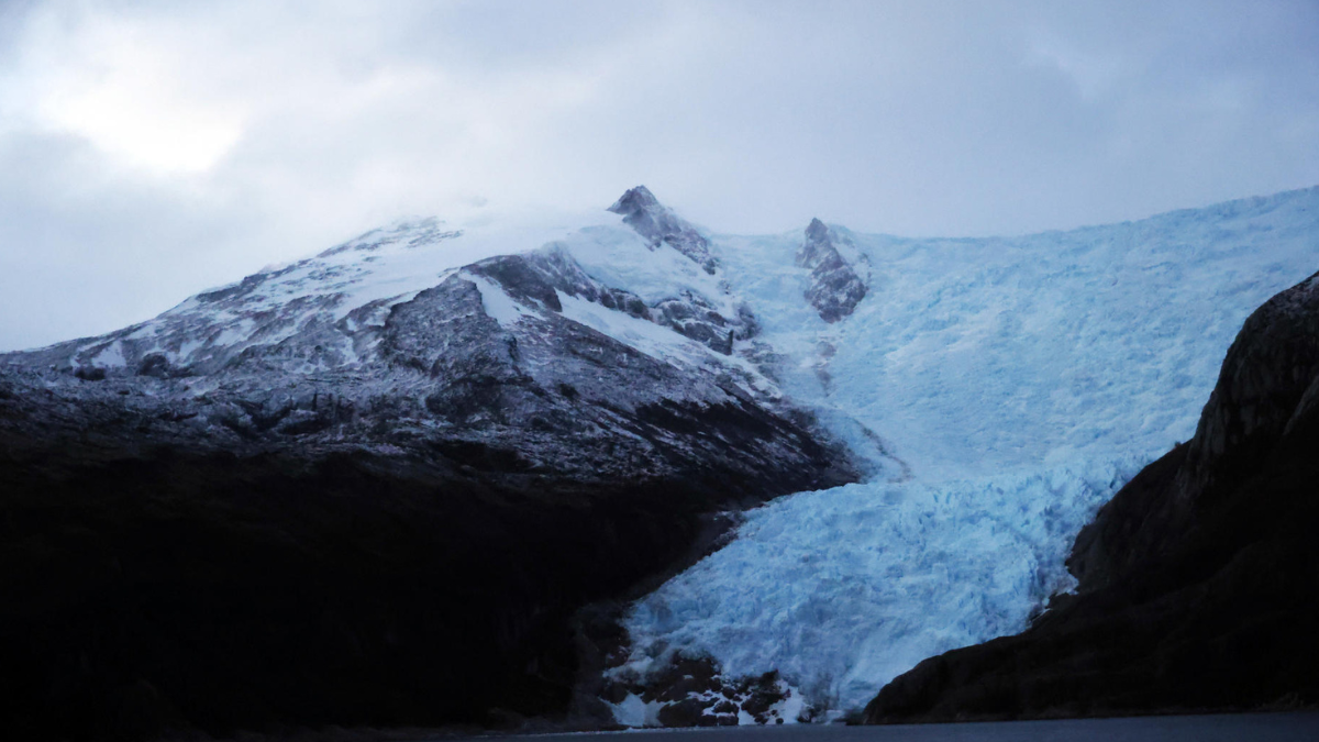 Fotografía de archivo de deshielo en un glaciar.