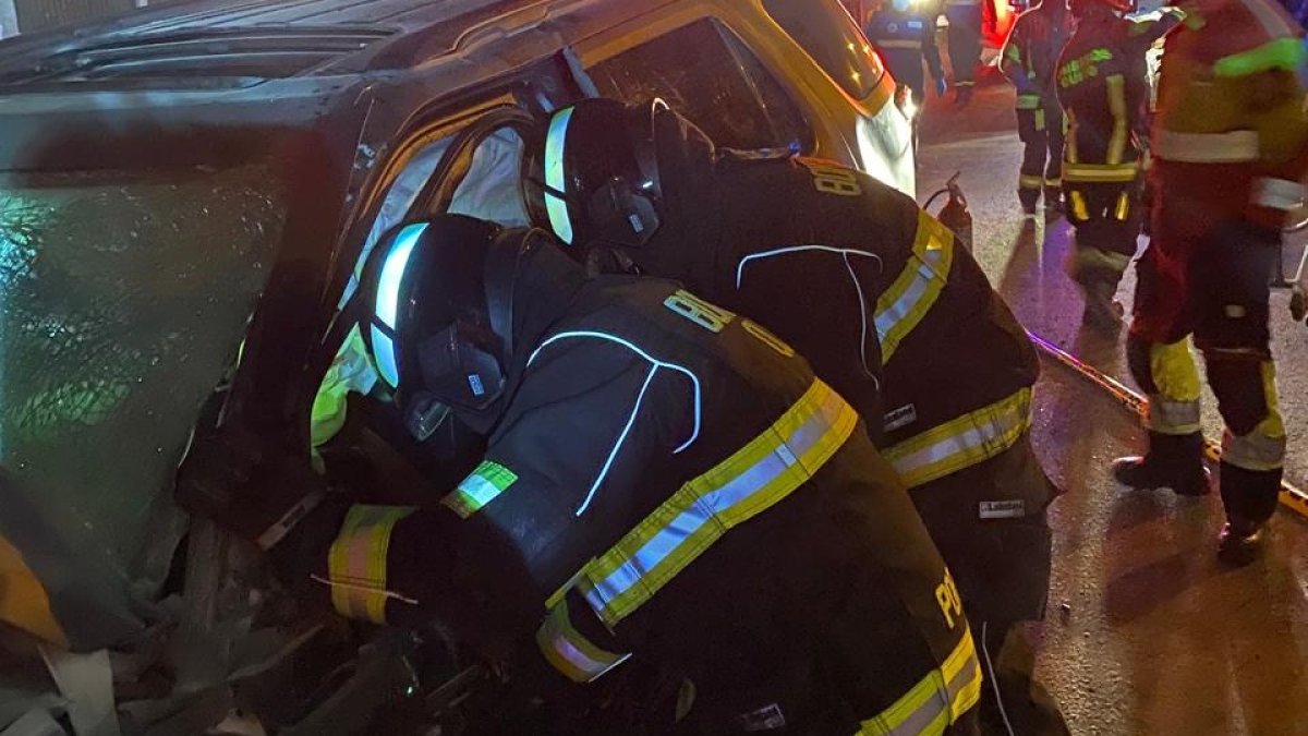 Los Bomberos rescataron a las víctimas que se quedaron atrapadas dentro del vehículo, tras el choque en la autopista General Rumiñahui.