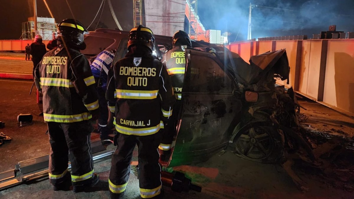 El vehículo se impactó contra una estructura del puente en construcción.