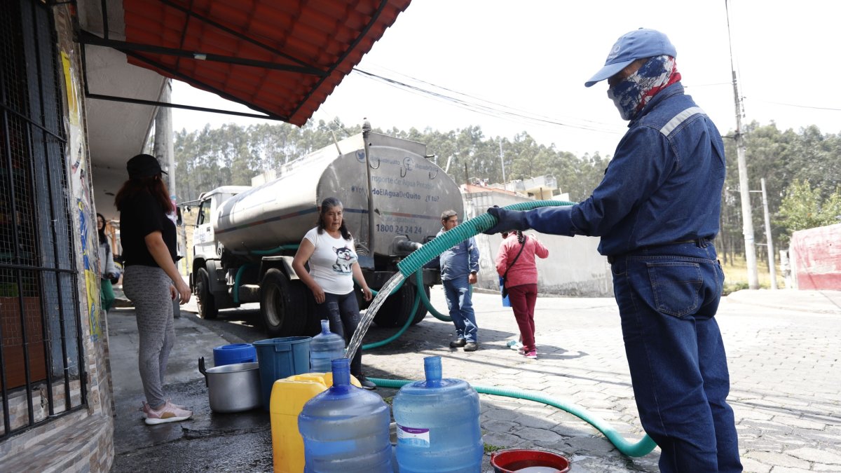 A las zonas sin servicio de agua llegan tanqueros. Los vecinos llegan con todo tipo de recipientes a recoger el líquido.