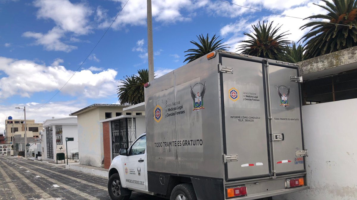 El cuerpo sin vida fue trasladado hasta la morgue del cementerio general de Latacunga.