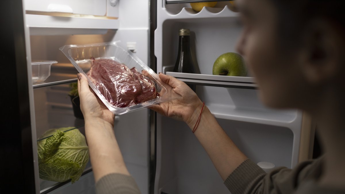 Métodos fáciles y seguros para descongelar carne rápidamente, desde el refrigerador hasta el microondas y agua fría.