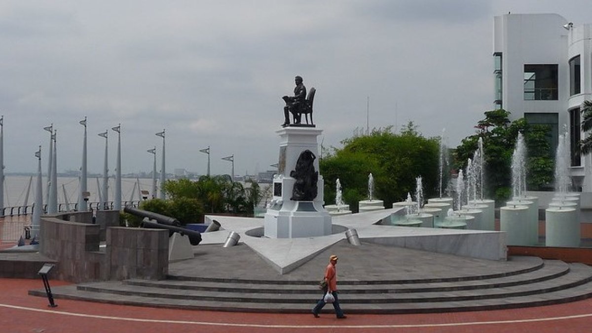 El monumento a José Joaquín de Olmedo, en Guayaquil, se levanta en las calles Olmedo y Malecón Simón Bolívar.