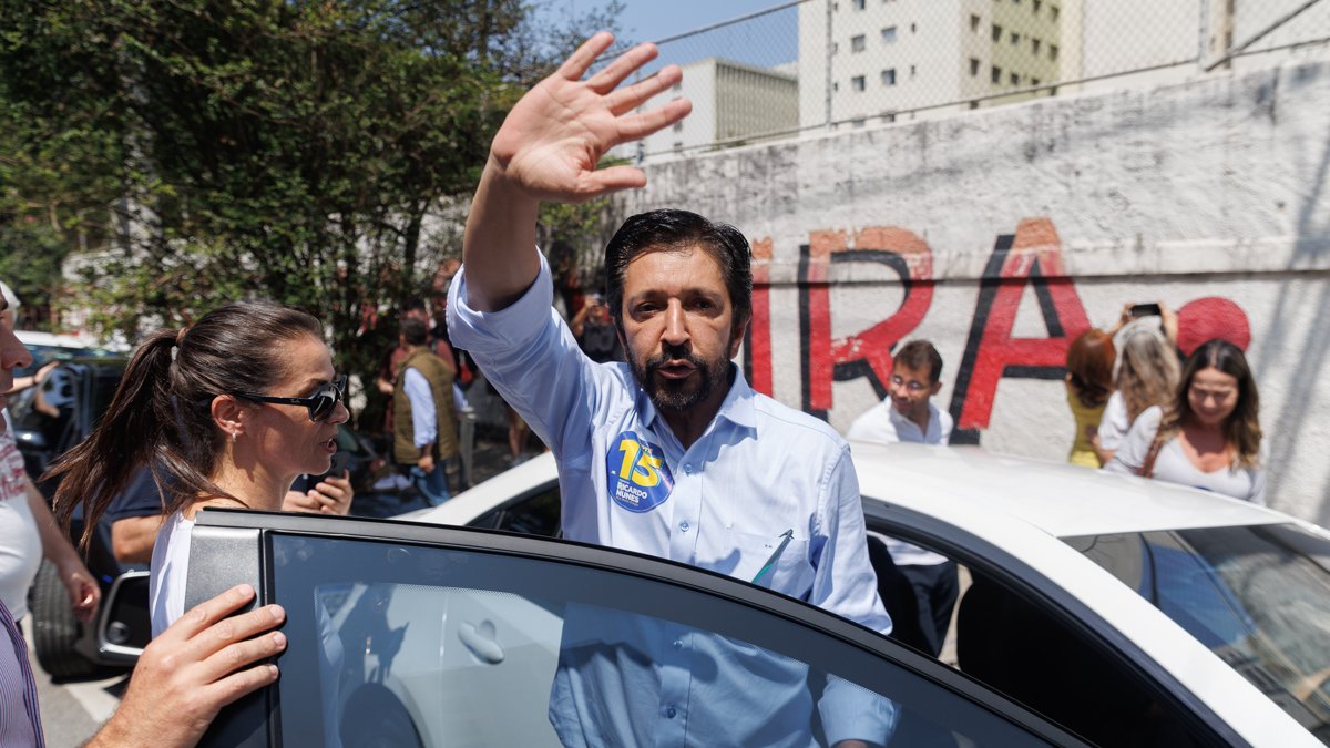 El actual alcalde de São Paulo, Ricardo Nunes, saluda a su llegada a un puesto de votación en la Escuela Estatal Benedita.