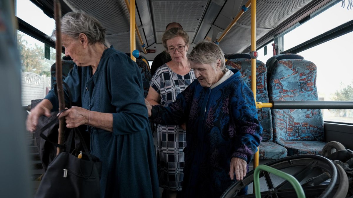 Civiles evacuados de Pokrovsk y otras ciudades de la zona de la región de Donetsk, en el este de Ucrania, en una imagen de septiembre de 2024.