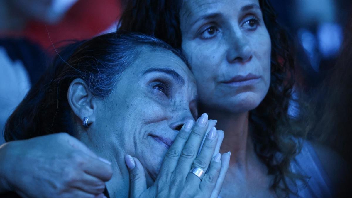 Una mujer llora en una ceremonia conmemorativa organizada en Tel Aviv por las familias de los rehenes retenidos en Gaza, para conmemorar un año de los ataques de Hamás.