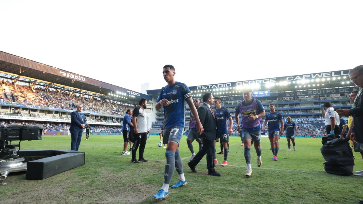Luis Fernando León (c) sale con evidente malestar luego del empate sin goles de Emelec ante Aucas