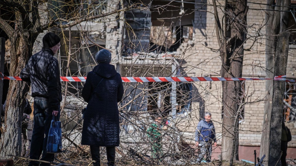 En la foto se observan los destrozos causados por un ataque ruso en Ucrania.
