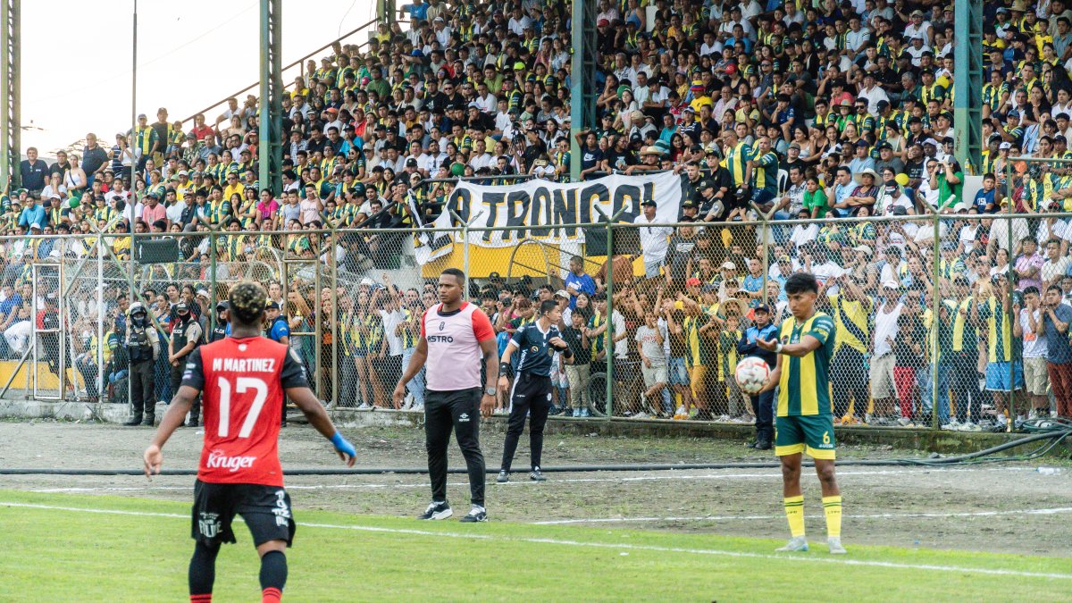 Antonio Valencia dirigiendo a AV25 con el estadio de La Troncal a reventar.