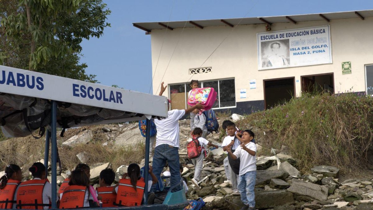 El ‘Aquabus escolar’ permite el traslado de los menores de las comunidades al centro educativo.